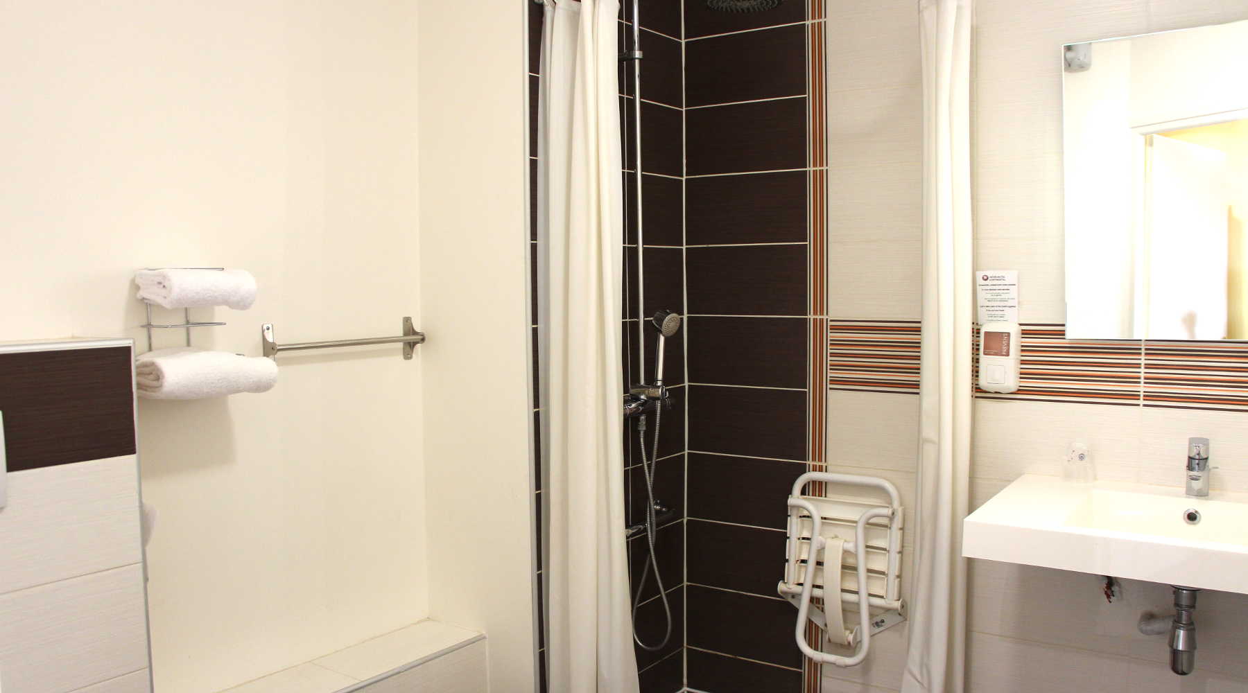 Une salle de bain de nos chambres PMR.